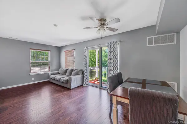 124 Fairview CIR, Middle Island, NY 11953