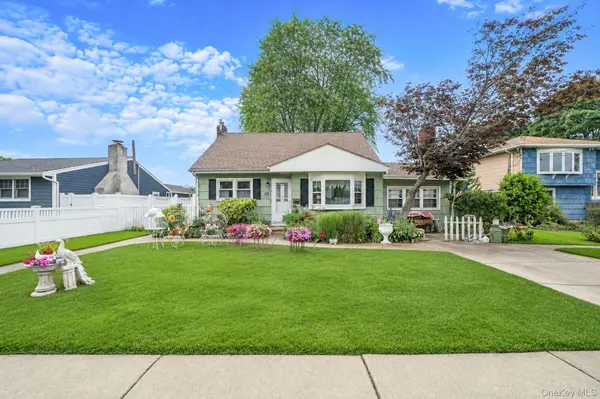 18 E Bay DR, West Islip, NY 11795