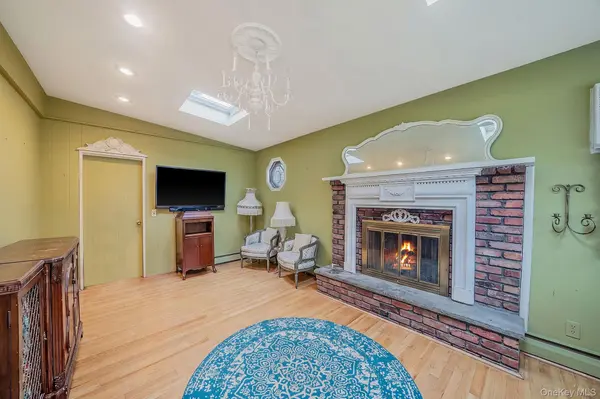 18 E Bay DR, West Islip, NY 11795