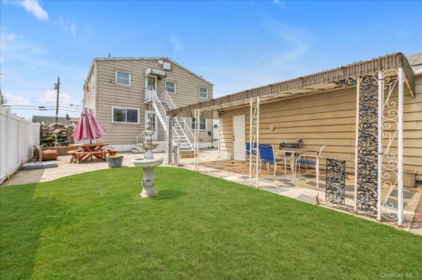 20 Francine DR, Massapequa, NY 11758