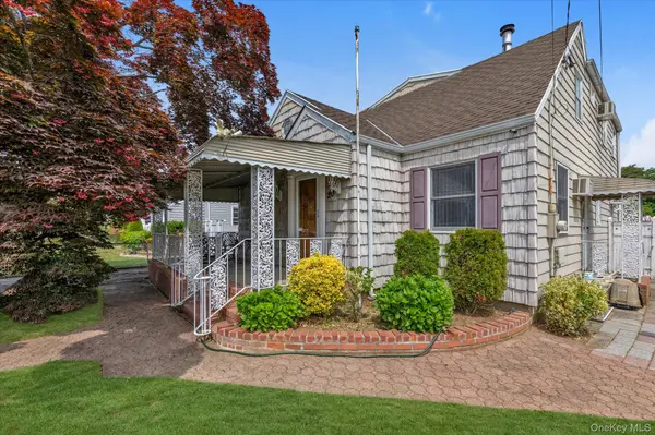 20 Francine DR, Massapequa, NY 11758