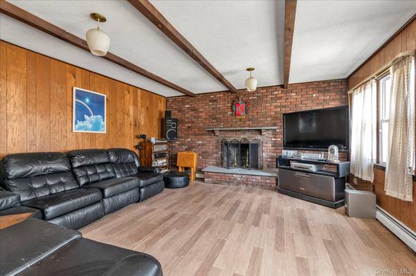 20 Francine DR, Massapequa, NY 11758