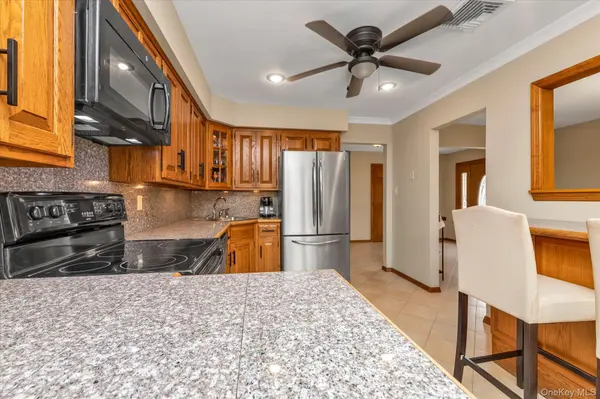 7 Freedom CT, Babylon, NY 11702