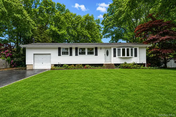 16 Lodge LN, East Setauket, NY 11733