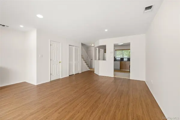 650 newbridge RD #15, East Meadow, NY 11554
