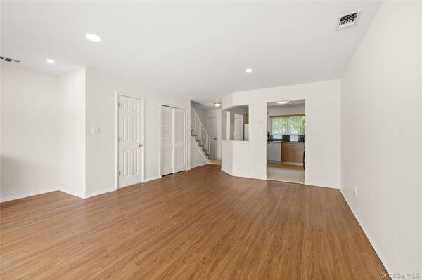 650 newbridge RD #15, East Meadow, NY 11554