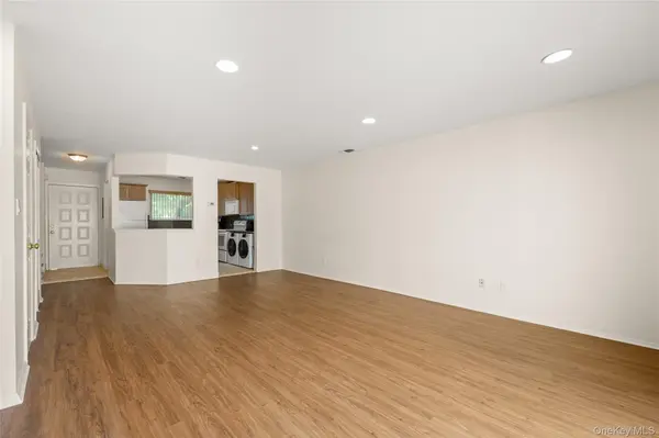650 newbridge RD #15, East Meadow, NY 11554