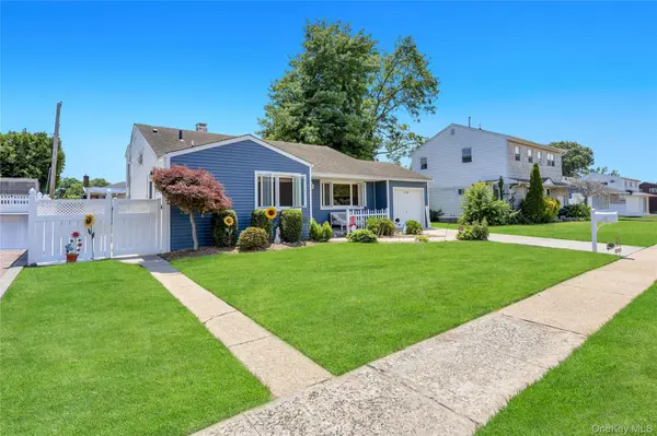112 Washington ST, Farmingdale, NY 11735
