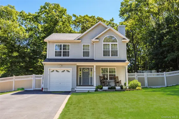 27 Cleveland AVE, Selden, NY 11784