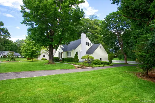 18 Old Farm RD, East Hills, NY 11577