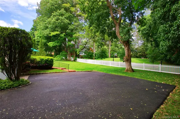 18 Old Farm RD, East Hills, NY 11577