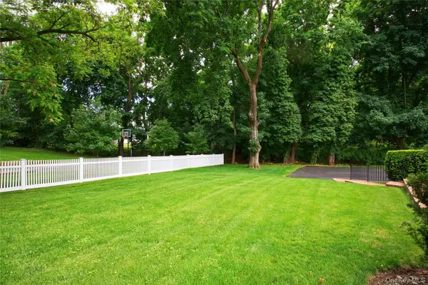 18 Old Farm RD, East Hills, NY 11577