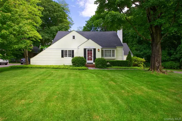 18 Old Farm RD, East Hills, NY 11577