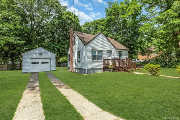 96 Washington DR, Mastic Beach, NY 11951