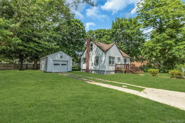 96 Washington DR, Mastic Beach, NY 11951