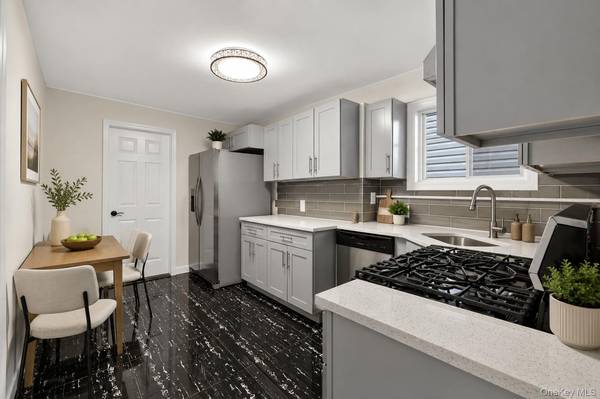 84 E Pine ST, Long Beach, NY 11561