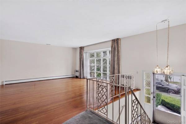 726 University ST, Valley Stream, NY 11581