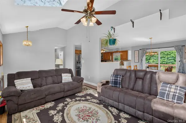 14 Blossom Grove CT, Highland, NY 12528