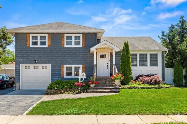 857 Milligan LN, West Islip, NY 11795