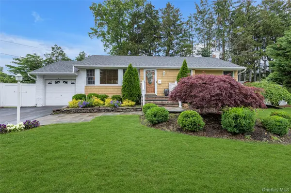 9 Carrol PL, Greenlawn, NY 11740