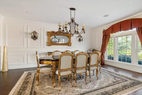 26 Legends CIR, Melville, NY 11747