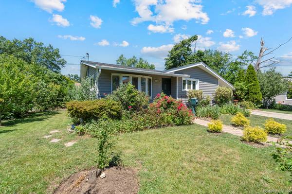1 Hale PL, Roosevelt, NY 11575