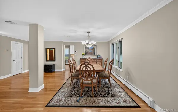 40 Pittoni DR, Commack, NY 11725