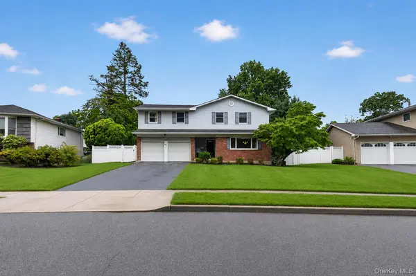 40 Pittoni DR, Commack, NY 11725