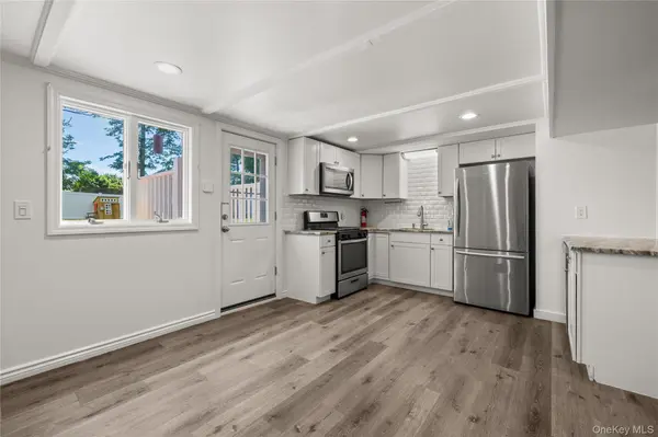 4 Bunny LN, East Setauket, NY 11733