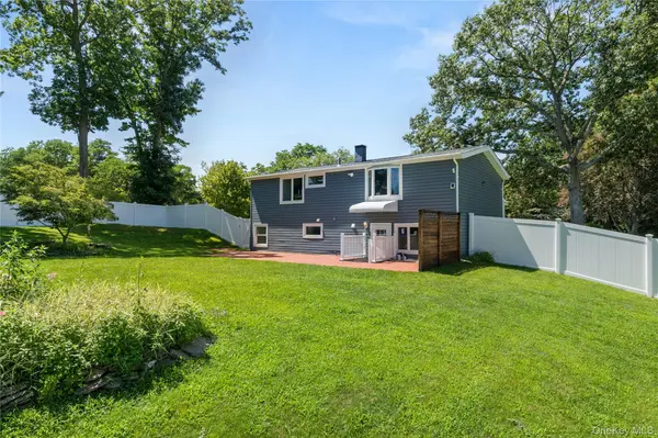 4 Bunny LN, East Setauket, NY 11733