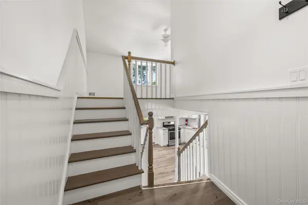 4 Bunny LN, East Setauket, NY 11733