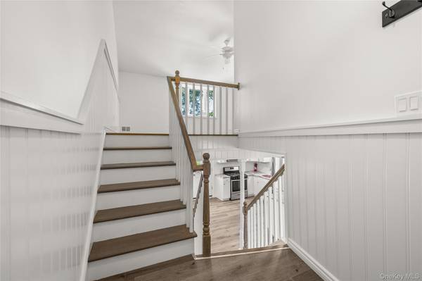 4 Bunny LN, East Setauket, NY 11733