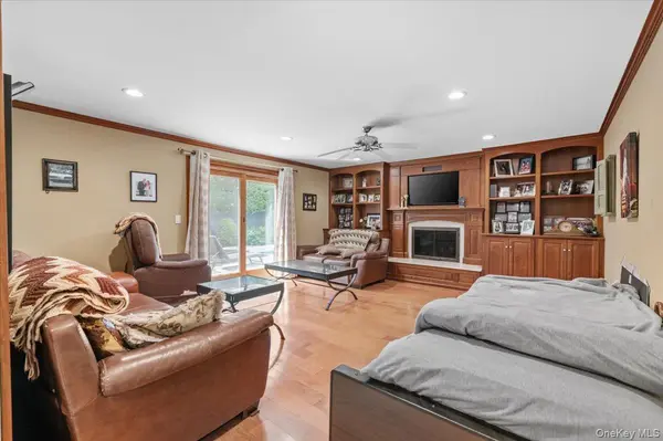 100 Cabot RD, Massapequa, NY 11758