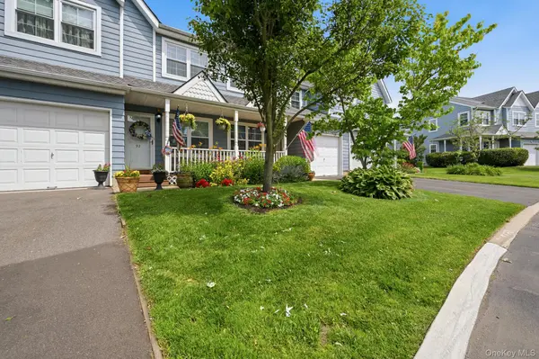 94 Broadlawn DR, Central Islip, NY 11722