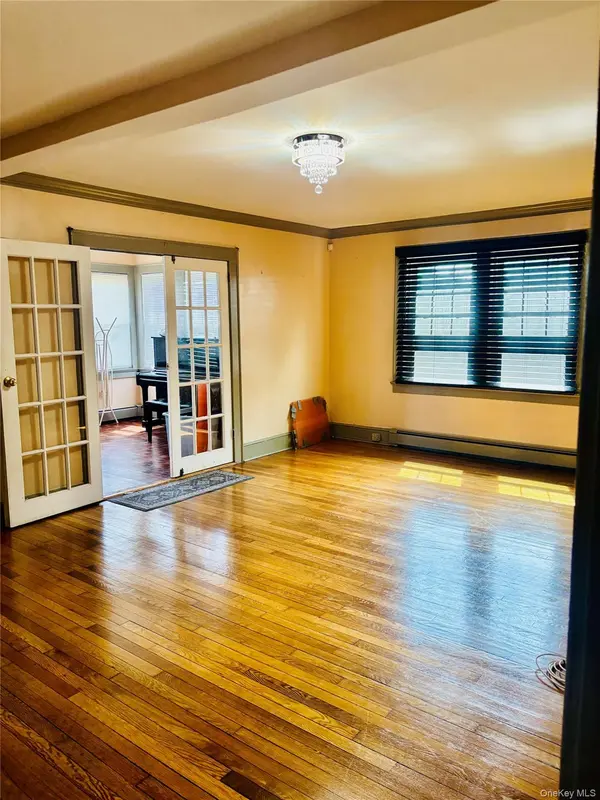 535 Cross ST, Westbury, NY 11590