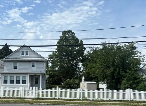 535 Cross ST, Westbury, NY 11590