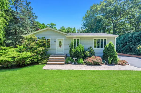 33 East ST, Middle Island, NY 11953