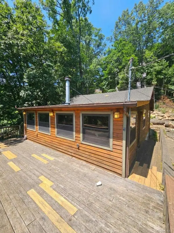 211 Brook TRL, Greenwood Lake, NY 10925
