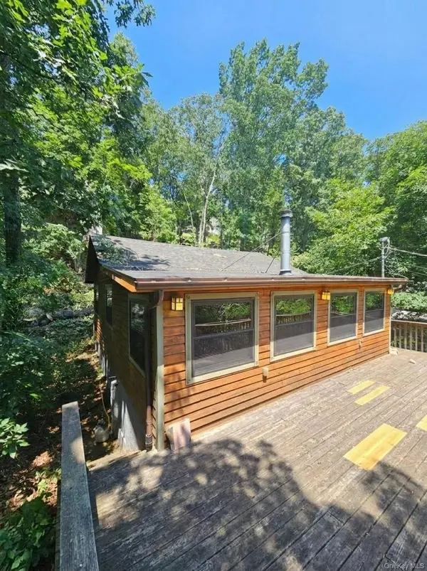 211 Brook TRL, Greenwood Lake, NY 10925