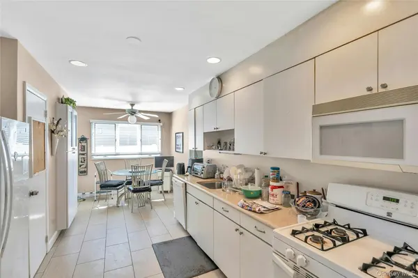 33 Cameo RD, Commack, NY 11725
