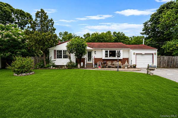 14 Urn CT, Brentwood, NY 11717