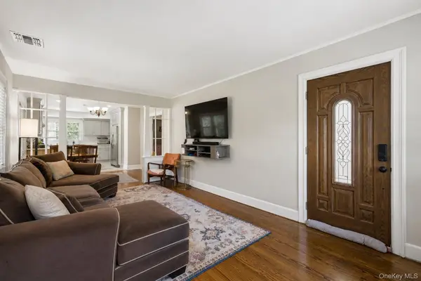 105 4th AVE, East Northport, NY 11731