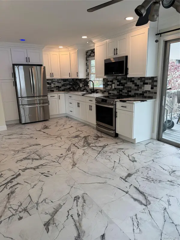 Address not disclosed, Lindenhurst, NY 11757
