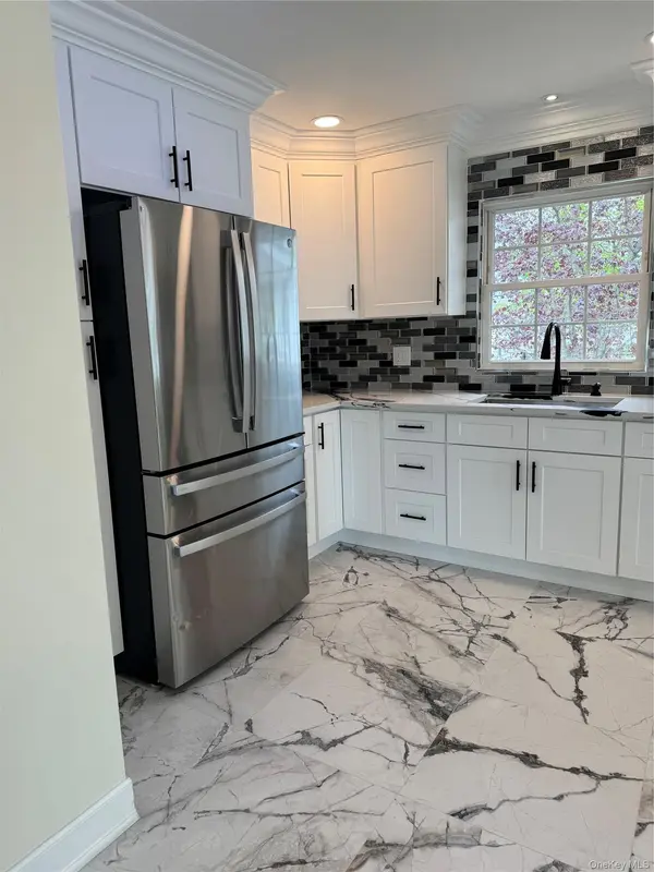 Address not disclosed, Lindenhurst, NY 11757