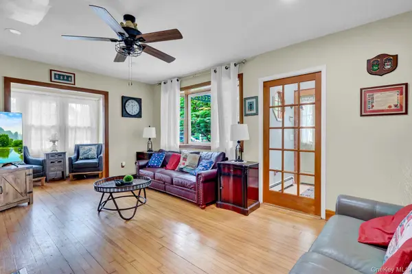 64 Hamilton ST, Amityville, NY 11701