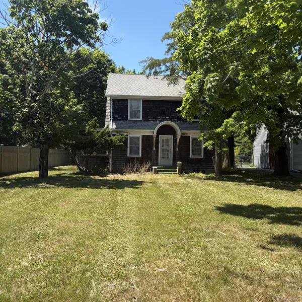 67 Tanners Neck LN, Westhampton, NY 11977