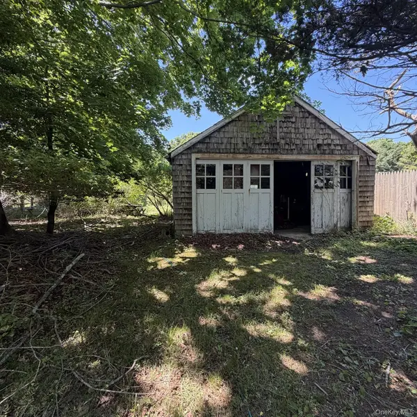 67 Tanners Neck LN, Westhampton, NY 11977