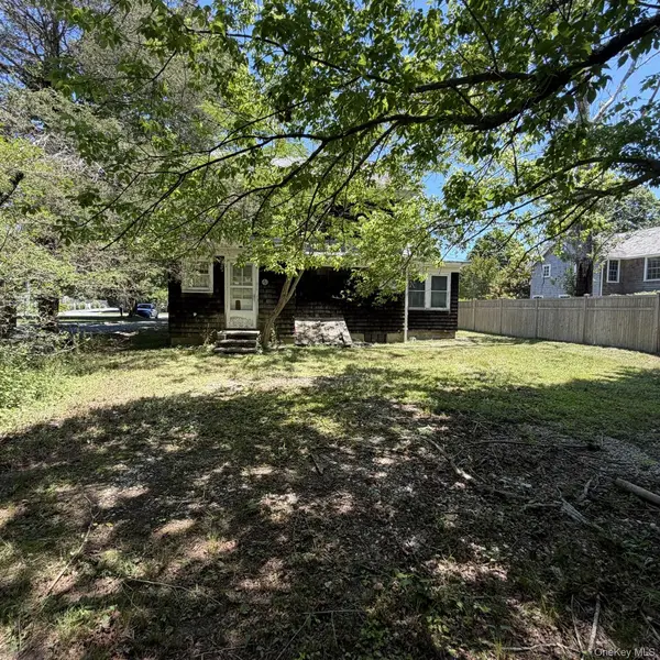 67 Tanners Neck LN, Westhampton, NY 11977