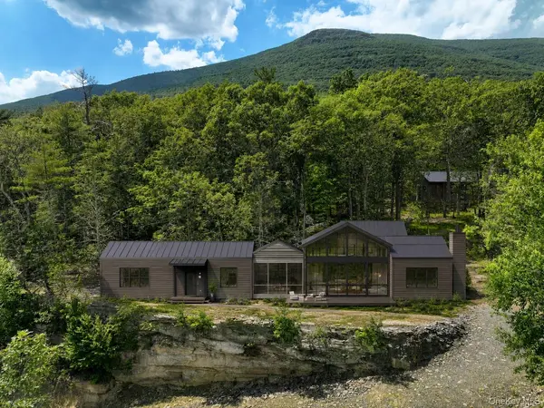 400 Stoll RD, Saugerties, NY 12477
