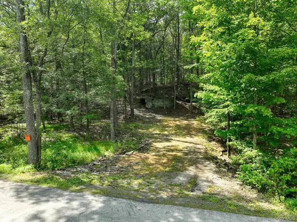 400 Stoll RD, Saugerties, NY 12477